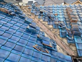 周りの瓦を剥がし、谷板金を交換