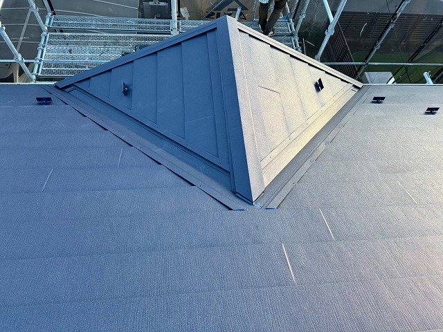 白岡市　屋根色褪せ　経年劣化　屋根カバー工事　リフォーム　ガルテクト