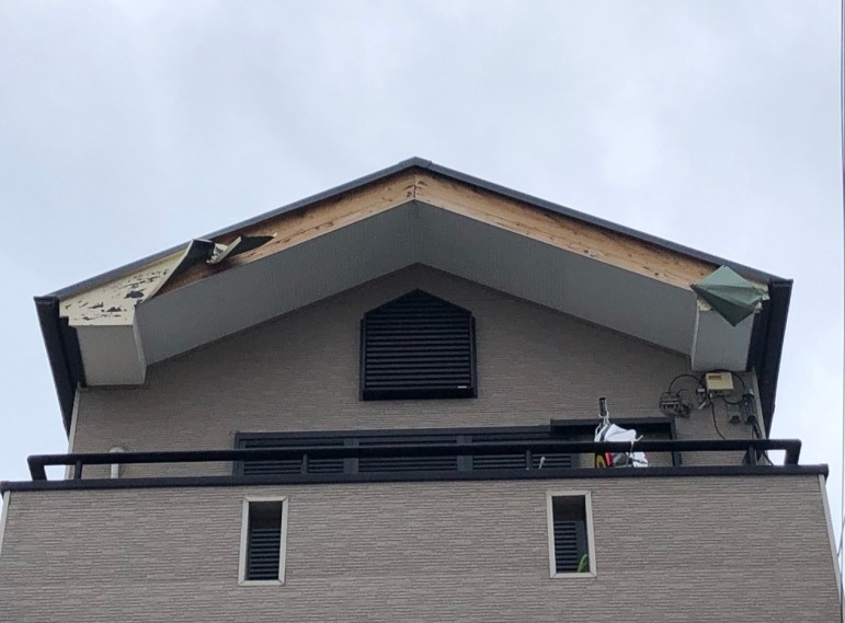 破損した破風板