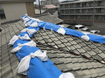台風19号が接近中！吹田市原町にて行った瓦屋根の応急措置（雨養生）をご紹介