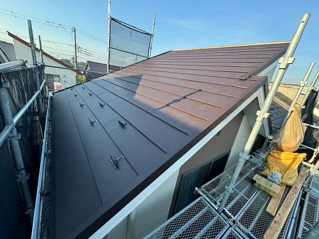 加須市　屋根葺き替え 屋根葺き直し 屋根カバー工事 屋根カバー工法 漆喰取り直し 漆喰詰め直し 漆喰詰め増し 雪止め設置 防水工事 部分塗装