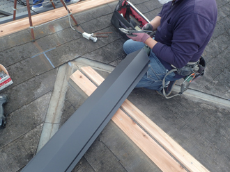 棟板金を加工して取り付けます