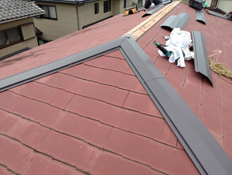 貫板の上から棟板金を取り付ける
