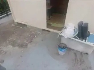 物置の前には雨水対策としてセメントが撒かれている状態