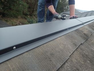 棟板金はねじ込み式のビスで固定