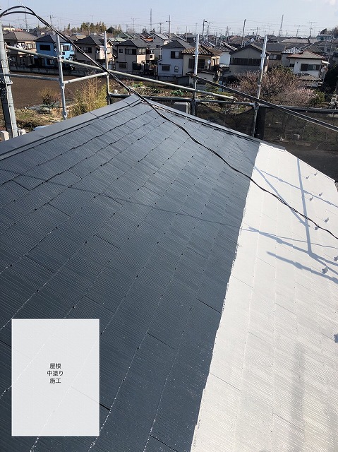 中塗り途中の屋根