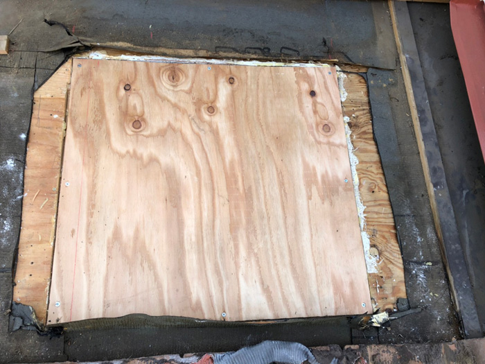 天窓撤去後に新たに設置した野地板の様子。周囲に発泡ウレタンを充填し、防水性を高めています。