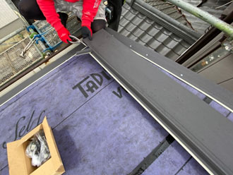 軒やケラバに水切り板金を取り付け屋根材を設置します