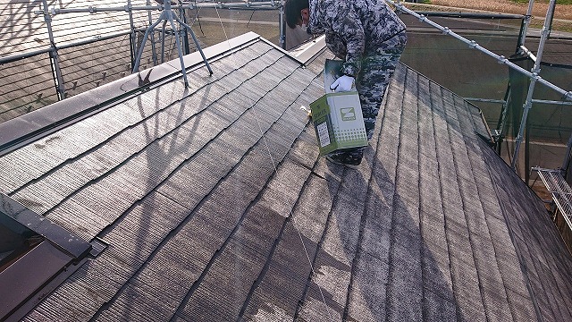 屋根の下塗りをしている様子1