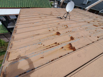 錆びが目立つ瓦棒屋根