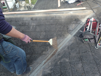 棟板金撤去の際に出た土埃を清掃します