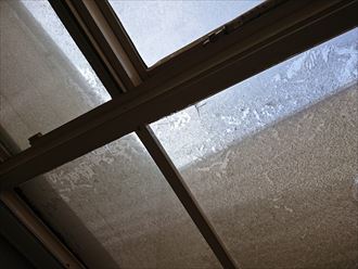 サンルームのポリカ屋根に微細なひびが見られます