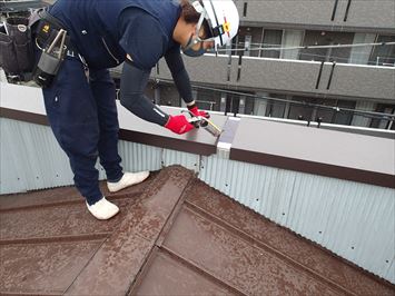 笠木板金の継ぎ目にはシーリング材を充填