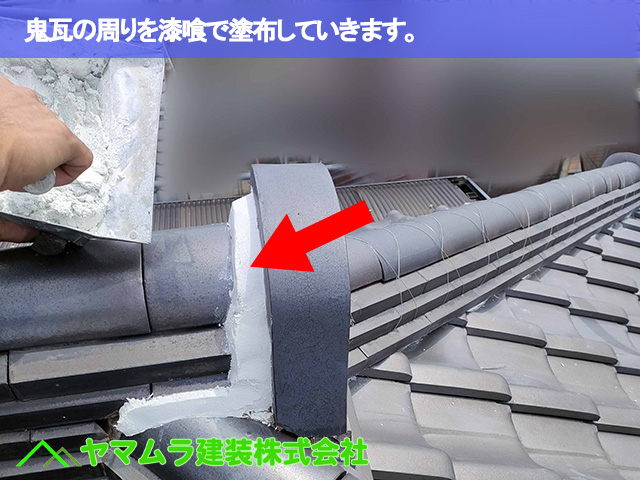 03東海市　漆喰塗り替え　鬼瓦の周りを漆喰で塗布していきます。