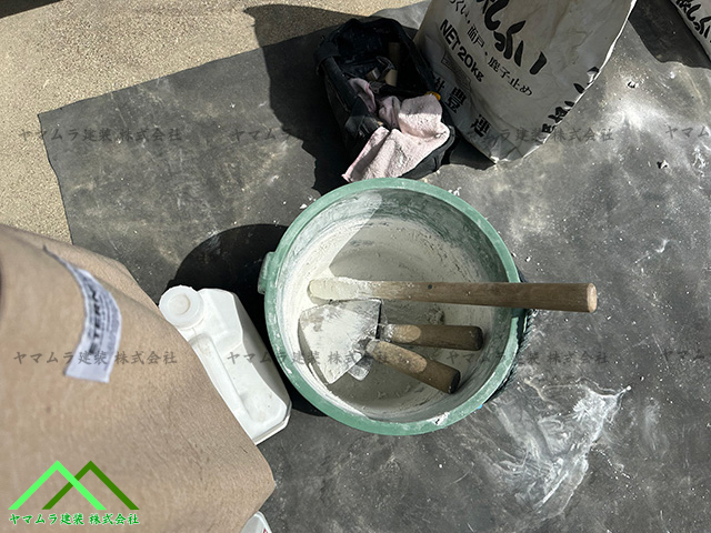 バケツで混ぜます