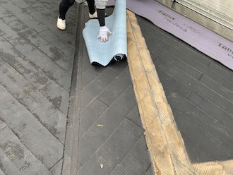 防水シートを敷く