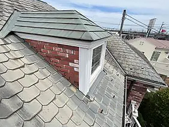 急角度の屋根に取り付けられたドーマー