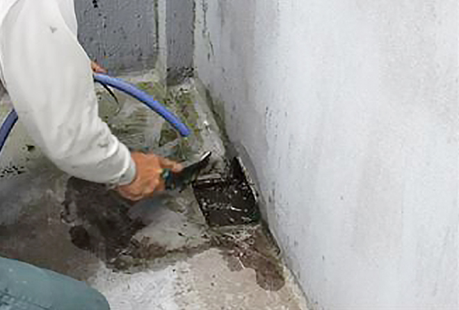 既存のドレンを外して清掃します