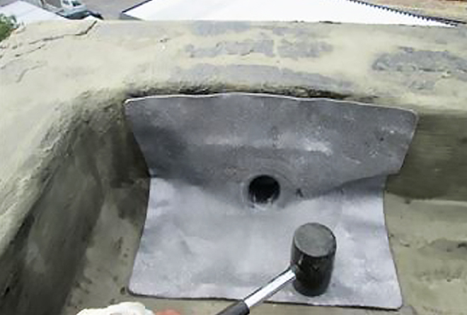 プレート部分をハンマーでたたいて形状に馴染ませます