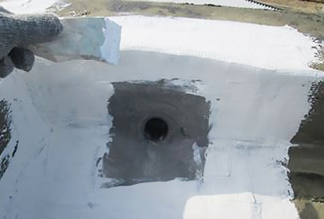 改修用ドレンの上から塗装で防水工事を施します