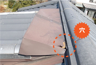 ドーマーと屋根の取り合いに設置された板金が捲れて変形、穴も空いています