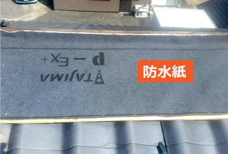 コンパネ板の上に新品の防水シートを貼ります