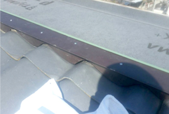 軒先部にこ瓦の形状に合わせて加工した板金を取り付けます