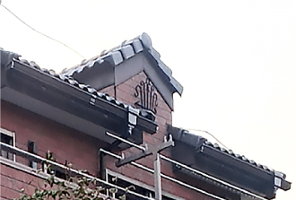 軒部分から立ち上がるように取り付けられたウォールドーマー