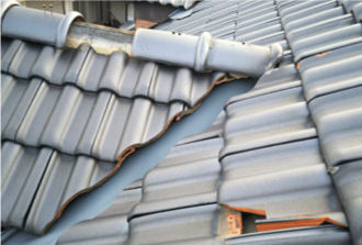 ドーマーの棟瓦に破損がみられます