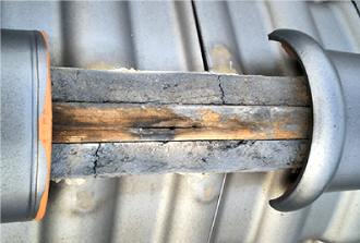 破損した部分から雨水が浸入して木材が腐食。釘が入っていた部分にも亀裂が見られます