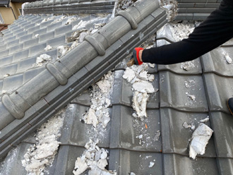 川崎市川崎区渡田で漆喰が剥がれて雨漏りしている棟の漆喰詰め直し工事