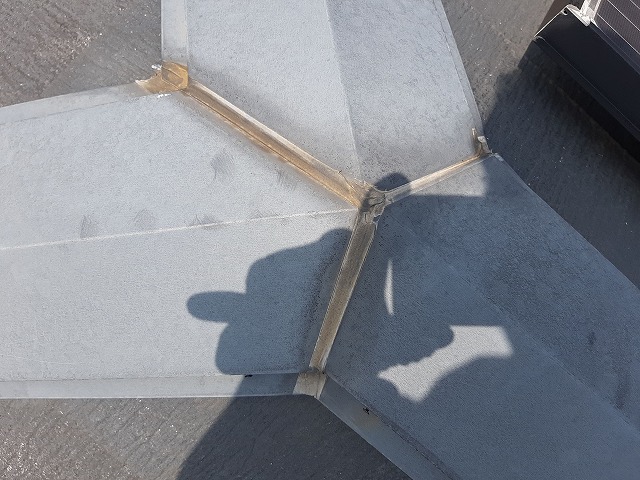 コーキングが劣化し穴があきそうな三又の棟板金