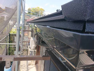 屋根材に素材を合わせました