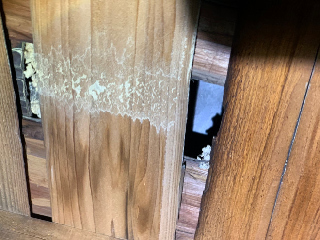 屋根裏　土の跡