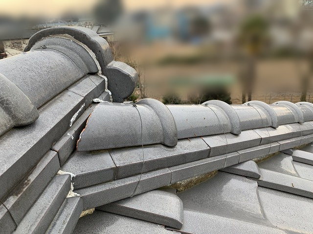 漆喰が欠けている隅棟の継ぎ目