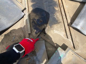 ルーフィング材に穴が開いていました