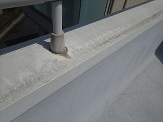 屋上の手摺りの根元から雨漏りが発生するケースもあります