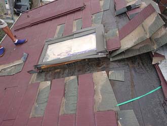 天窓を撤去するため周辺のスレートを剥がす