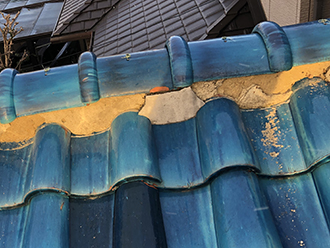 漆喰が剥がれ落ちた棟