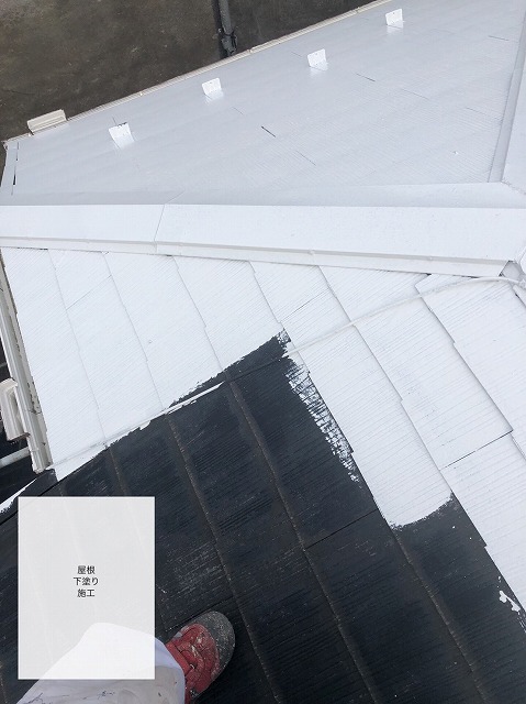 屋根の下塗りをしている様子