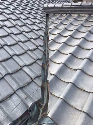 沼津市瓦屋根の雨漏り ガルバリウム鋼板で谷板金交換のご提案