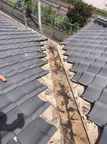 沼津市瓦屋根雨漏り谷板金撤去