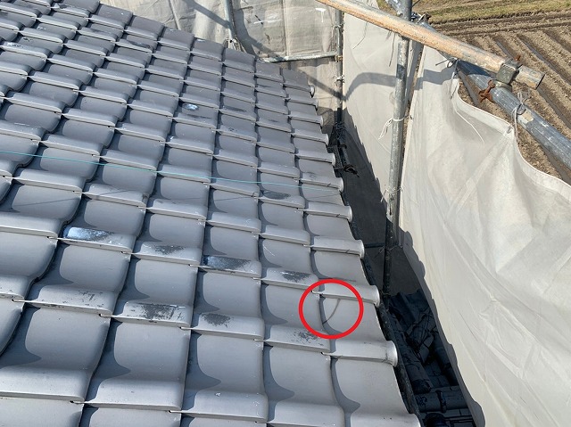 軒先瓦ひび割れ遠景