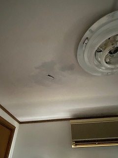 長期雨漏りの室内リビング