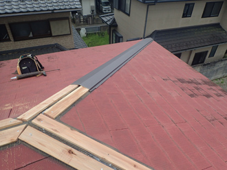棟板金を取り付ける