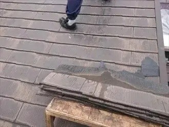 古い屋根材の撤去する作業風景