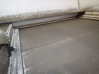 サンルーム外部にもひびが見られます