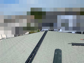 棟の取付で大屋根の施工は完了