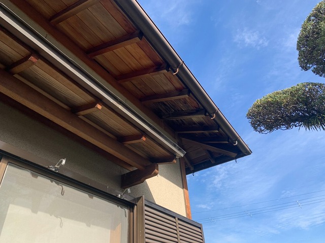 天理市で寄棟屋根の軒裏に浸みる雨漏りの現地調査に伺いました
