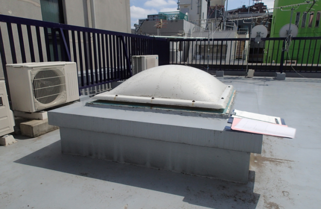 施工前の天窓カバー